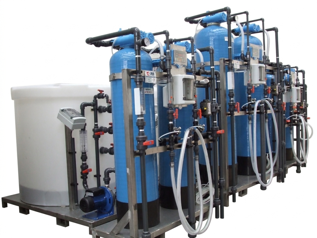 Impianto industriale con resine per decationizzazione acqua